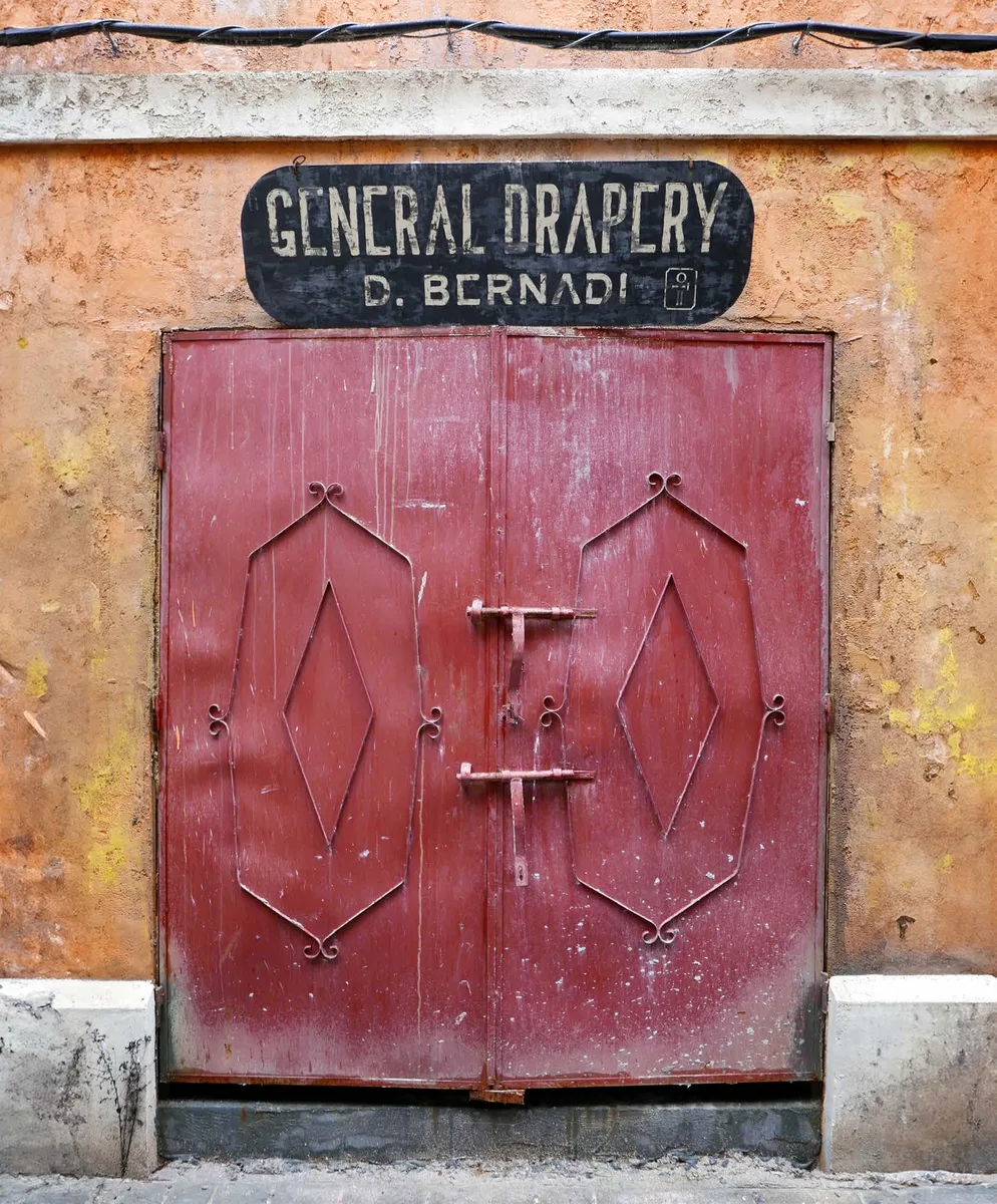 Signage — Cittàgazze — His Dark Materials S2